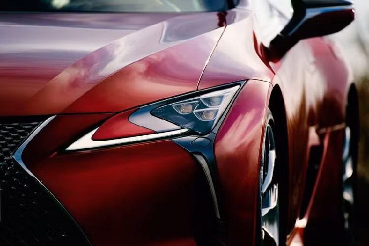 Đối với nội thất, khách hàng có thêm các chủ đề Flare Red, Black và Orange mới để đặt hàng, đây đều là các tùy chọn mất phí. Hệ thống thông tin giải trí Remote Touch hiện có hỗ trợ Android Auto và Apple CarPlay, và được hiển thị trên màn hình lớn hơn 10,3 inch với độ phân giải 1280 x 480 pixel.
