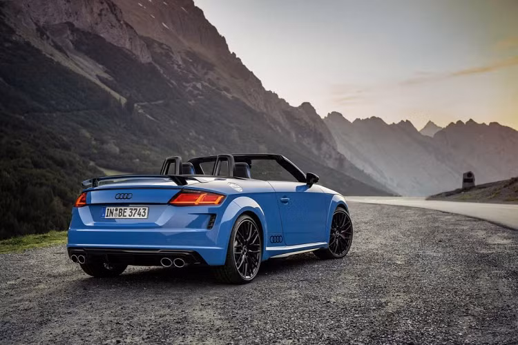 Audi TTS 2021 mới cũng sở hữu bộ cánh gió cố định phía sau, vốn là tùy chọn trước đây, logo Audi dán bên hông và cửa sổ tối màu dành cho bản coupe. Bốn màu sơn ngoại thất chính của bản này sẽ là Chronos Gray, Glacier White, Tango Red và Turbo Blue.