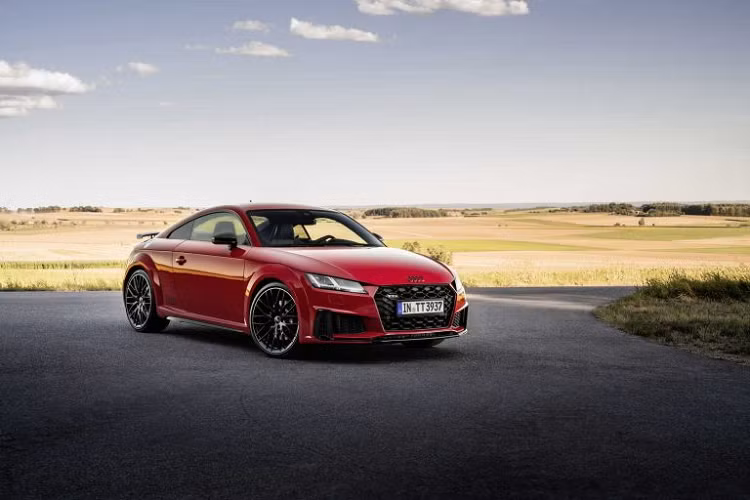 Ở gói nâng cấp thể thao hơn này, Audi TTS thế hệ mới sẽ được trang bị tiêu chuẩn đèn pha LED cùng một số nâng cấp ngoại thất khác như mâm xe kích thước 20 inch (trước đây là tùy chọn), cùm phanh đỏ cùng một số điểm nhấn được sơn tối màu, tạo nét tương phản.