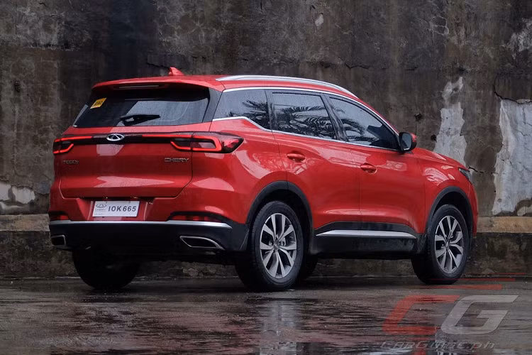 Ngoài ra, mẫu crossover cỡ Trung Quốc này còn được phát triển dựa trên cơ sở gầm bệ T1X. Đây là cơ sở gầm bệ được Chery phát triển với sự giúp đỡ của Land Rover. Nằm bên dưới động cơ của Chery Tiggo 7 Pro tại thị trường Philippines là động cơ xăng 4 xi-lanh, tăng áp, dung tích 1,5 lít, sản sinh công suất tối đa 145 mã lực và mô-men xoắn cực đại 230 Nm.