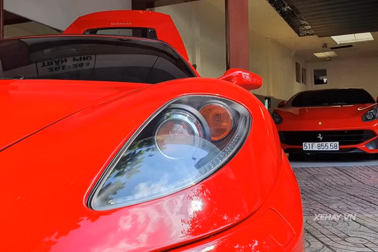 Ferrari F430 Spider sở hữu những đường nét thiết kế thời trang và sành điệu, không hề bị lỗi mốt so với các siêu xe hiện đại ngày nay. "Cặp mắt" của F430 có tạo hình khá đơn giản bao gồm hệ thống đèn trước với đèn pha bi-xenon, đèn LED chạy ngày và đèn báo rẽ.