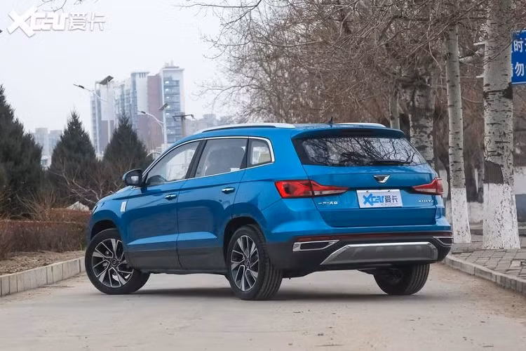 Jetta VS7 thế hệ mới có kích thước dài 4.624 mm, rộng 1.841 mm, và cao 1.644, với trục cơ sở 2.730 mm. Nhìn tổng quan, VS7 trông khá vừa mắt nhưng không có điểm gì nổi bật.