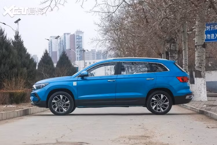 Mới đây, mẫu SUV mới mang tên Jetta VS7 giá rẻ đã được tung ra thị trường Trung Quốc. Nó vốn được chế tạo dựa trên Seat Terraco, với thiết kế mới cho cả phần đầu và đuôi, cộng thêm một logo mới. VS7 được lắp ráp tại nhà máy FAW-VW ở Thành Đô.