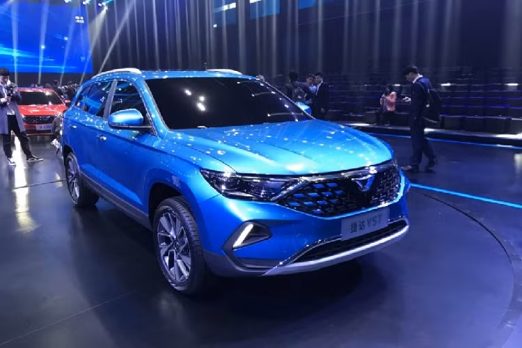 Nội thất của Jetta VS7 lộ ra nhiều điểm lạc hậu. Giá xe Jetta VS7 mới khởi điểm là từ 104.800 nhân dân tệ (tương đương 345 triệu đồng), một cái giá khá mềm dành cho một chiếc SUV gia đình.