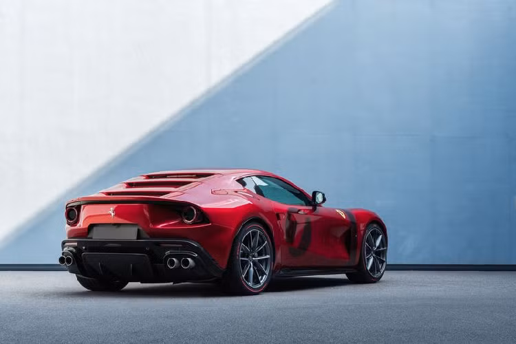 Một mẫu xe Ferrari Omologata độc bản duy nhất, Omologata được chế tác với rất nhiều điểm thiết kế tinh tế đặc trưng của Ferrari mà không bị ảnh hưởng quá nhiều bởi những giá trị hoài niệm. Thân xe bằng nhôm được tạo hình thủ công với những trang bị chi tiết vô cùng tinh xảo theo một phương thức riêng và thử thách những người đam mê xác định các nguồn cảm hứng khác nhau đã góp phần tạo nên sự ra đời của chiếc xe.