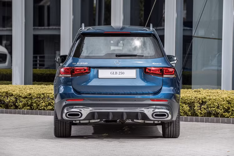 Tại Malaysia, GLB được phân phối với 3 phiên bản gồm GLB 200 Progressive Line, GLB 250 4Matic AMG Line và GLB 35 AMG 4Matic. Mercedes-Benz khá ưu ái thị trường Malaysia khi ra mắt đến 3 phiên bản của GLB. Trước đó, dòng SUV 7 chỗ này chỉ có một phiên bản tại Thái Lan và Việt Nam.