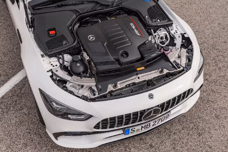 Động cơ “3 chấm” tăng áp này còn kết hợp với công nghệ mild-hybrid EQ Boost có thể cung cấp thêm 22 mã lực và 250 Nm ngay lập tức mà không có độ trễ. Nhờ đó, chiếc “siêu xe 4 cửa” có thể tăng tốc 0 – 100 km/h trong vòng 4,5 giây trước khi đạt đến tốc độ tối đa 285 km/h. Mercedes-AMG GT 53 4MATIC+ 2020 mới tại Việt Nam cũng sở hữu 5 chế độ lái thông qua cụm điều khiển 5 chế độ lái “AMG DYNAMIC SELECT”.