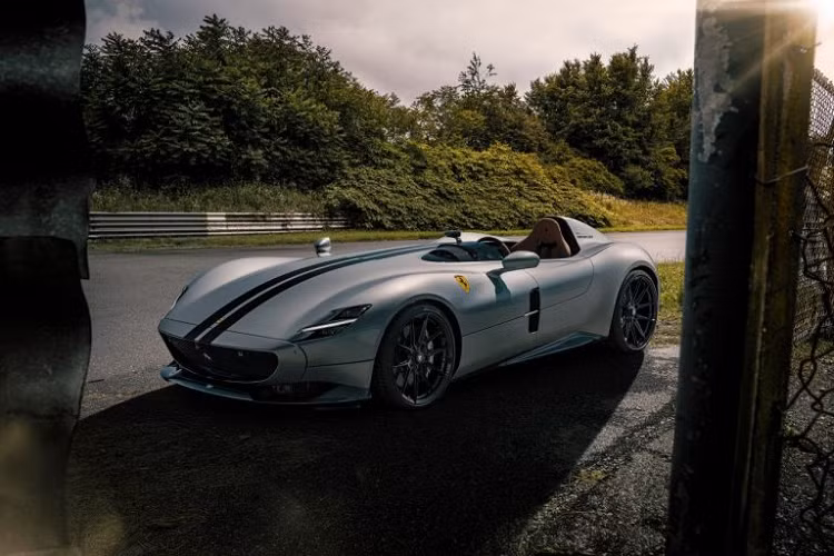 Bộ đôi speedster của Ferrari được phát triển trên nền tảng của chiếc 812 Superfast với khối động cơ V12 hút khí tự nhiên, dung tích 6,5 lít đặt trước. Khối động cơ này cung cấp cho chiếc xe sức mạnh 810 mã lực và mô-men xoắn cực đại 719 Nm. Sức mạnh này được truyền đến bánh sau của xe thông qua hộp số ly hợp kép 7 cấp với công nghệ của xe đua Công thức 1, nhờ đó, Ferrari Monza SP1 và SP2 có thể đạt tốc độ 100 km/h trong chỉ 2,9 giây và tốc độ tối đa mà xe đạt được là 300 km/h.