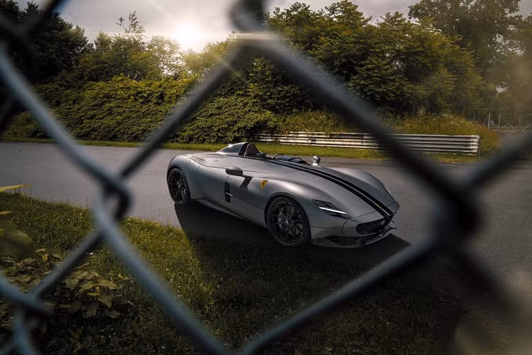 Cuối cùng, nội thất của Ferrari Monza SP1 và SP2 độ Novitec cũng có thể được bọc lại với màu sắc và chất liệu đúng theo yêu cầu của khách hàng. Có thể thấy, Novitec cũng đã rất tôn trọng ngoại thất mang tính biểu tượng của Ferrari khi không sửa đổi bất cứ chi tiết nào bên ngoài của mẫu xe này.