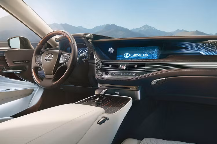 Một thông tin thú vị khác cũng được tạp chí xe hơi Nhật Bản tiết lộ là Lexus LS facelift sẽ có phiên bản sử dụng động cơ 4 xy-lanh thẳng hàng sử dụng tăng áp mới. Phiên bản này được mong đợi sẽ có giá bán dễ tiếp cận hơn so với các phiên bản còn lại. Ngoài ra, nó còn mang nhiệm vụ giúp lấp đầy khoảng trống của dòng Lexus GS mà hãng xe Nhật Bản sẽ dừng sản xuất.