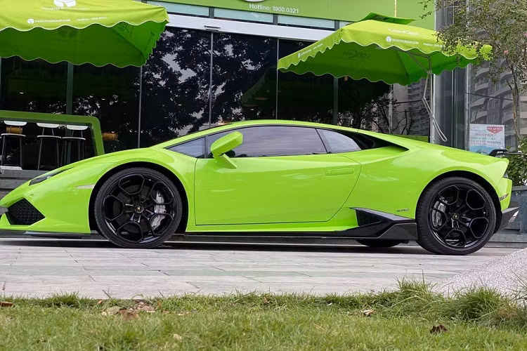 Chủ nhân của chiếc siêu xe Lamborghini Huracan LP610-4 này ban đầu cũng sở hữu không ít chiếc xe được dán lại đề-can màu xanh lá cây. Hiện chưa rõ giá xe Lamborghini Huracan LP610-4 mang biển "san bằng tất cả" của Đà Nẵng, chỉ biết rằng, chiếc xe này từng được rao bán lại hơn 12 tỷ đồng.