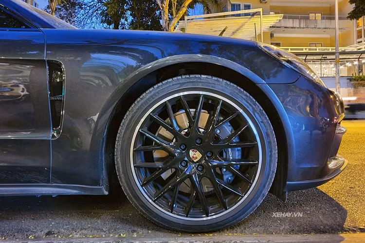 Một điểm nhấn đặc biệt của Porsche Panamera 4 Sport Turismo là phần cánh gió nhỏ chủ động gắn với cánh gió liền nóc xe. Góc mở của cánh gió có thể được thiết lập theo ba chế độ tùy theo tình trạng vận hành và các thiết lập của xe, cánh gió này cũng tạo thêm lực nén đến 50kg trên trục sau.