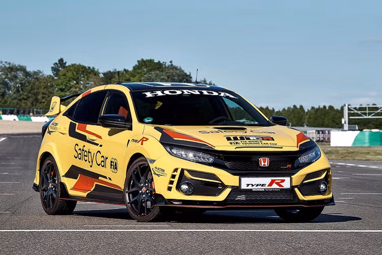  Honda Civic Type R mới được biết đến là một chiếc hatchback đậm chất thể thao với động cơ 4 xy-lanh tăng áp, chính vì thế mà mẫu xe này được chọn làm xe Safety Car - Xe an toàn tại giải đua World Touring Car Cup (WTCR) do FIA tổ chức.