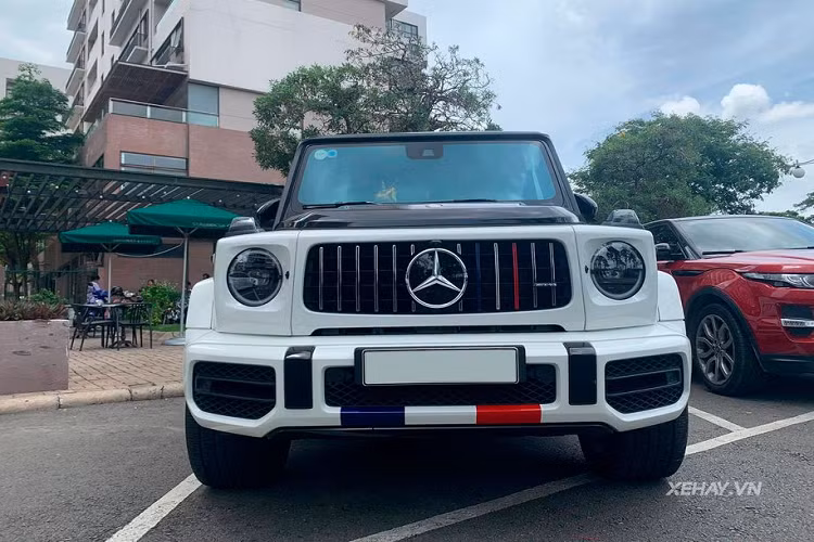 Nếu để ý, bạn đọc sẽ thấy phong cách phối 2 tông màu tương phản vốn là một trong những gu màu sắc ưa thích của đại gia siêu xe Minh nhựa. Trước đây, anh cũng từng làm điều tương tự với các mẫu siêu xe thuộc sở hữu của mình như Range Rover hay "Thần gió" Pagani Huayra.