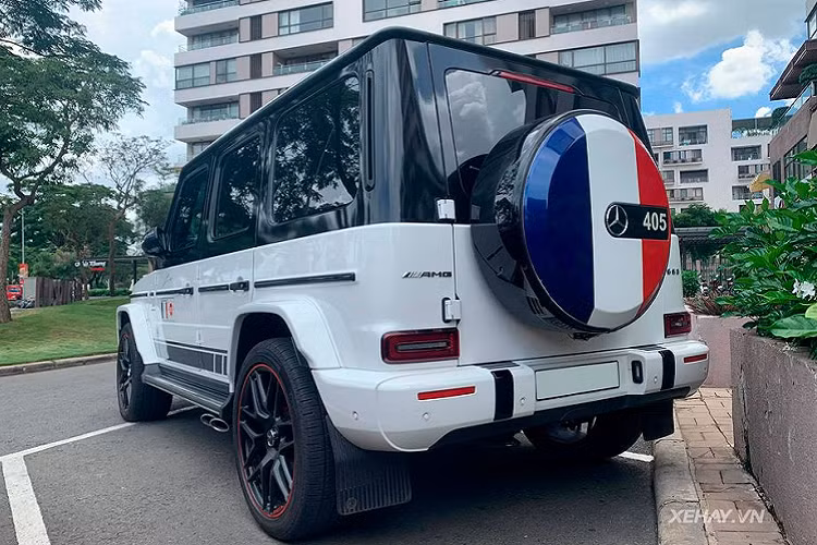 Điểm dễ nhận biết nhất của phiên bản 2019 so với ‘’người tiền nhiệm’’ là phần đèn pha được tái thiết kế, sử dụng công nghệ LED cùng thanh cản va trước được tinh chỉnh, hốc gió thể thao hơn và lưới tản nhiệt sửa đổi. Bên cạnh đó, Mercedes-AMG G63 Edition-1 2019 nổi bật với ngoại hình to lớn và rất hầm hồ kết hợp cùng những đường gấp khoẻ khoắn đặc trưng của dòng G-Class.