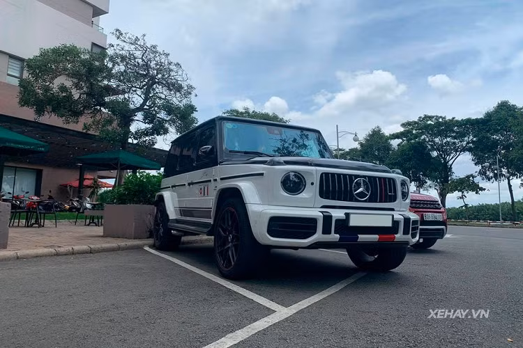 Đại gia Minh nhựa tậu siêu phẩm Mercedes-AMG G63 Edition-1 mới vào tháng 5/2019. Mới đây, sau một thời gian dài cầm lái chiếc xe này, tay chơi xe khét tiếng Việt Nam đã quyết định làm mới chiếc xe bằng cách dán đề-can một nửa trên của thân xe màu đen, kết hợp với màu sơn trắng nguyên bản phía dưới mang tới diện mạo bắt mắt và hầm hố hơn đáng kể.