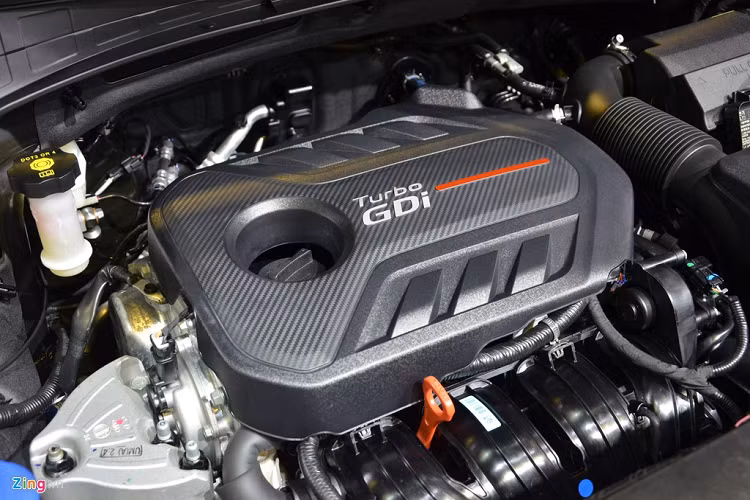 Tại Singapore, Kia Sorento có 2 phiên bản động cơ bao gồm GDI I4 2.4L cho công suất tối đa 185 mã lực tại 6.000 vòng/phút và mô-men xoắn 241 Nm tại 4.000 vòng/phút, đi kèm hộp số tự động 6 cấp. Phiên bản còn lại là động cơ diesel TCI 4 xy-lanh 2.2L, sản sinh công suất 200 mã lực và mô-men xoắn 441 Nm.