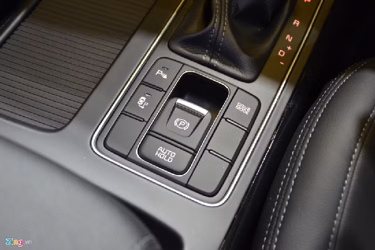 Kia Sorento facelift được trang bị các tính năng an toàn như hỗ trợ giữ làn đường, kiểm soát hành trình thông minh với cảnh báo va chạm phía trước, cảnh báo điểm mù, đèn góc cua tự động và cảnh báo hành khách ra vào xe. 