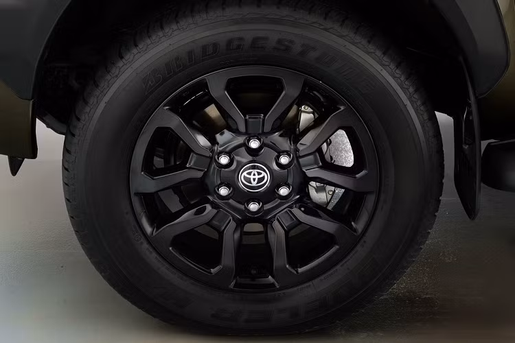 Bên cạnh đó, Hilux 2020 còn có tùy chọn động cơ diesel tăng áp 2.4L (150 mã lực, mô-men xoắn 400 Nm) và bản động cơ xăng 2.7L (166 mã lực, mô-men xoắn 245 Nm). Cả 2 phiên bản đều đi kèm hệ dẫn động một cầu hoặc 2 cầu.