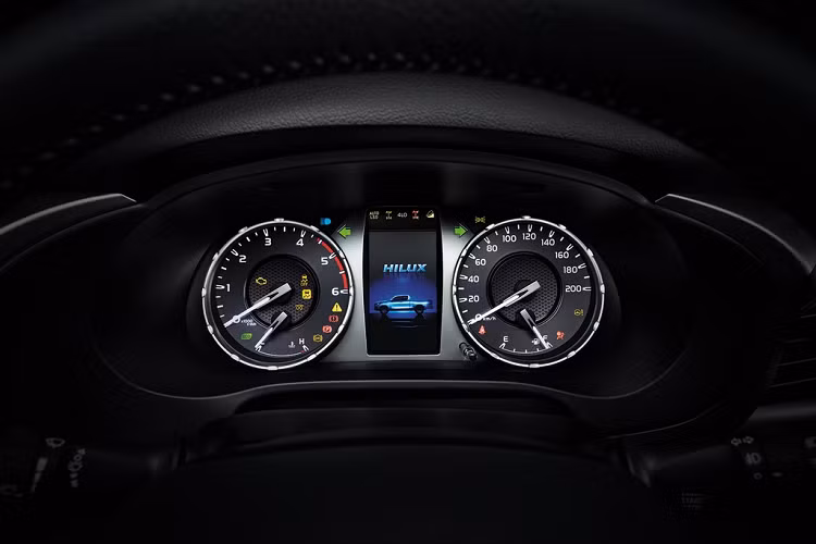 Theo Toyota, Hilux facelift có thể tăng tốc 0-100 km/h trong 10 giây, mức tiêu hao nhiên liệu khoảng 7,8 lít/100 km.