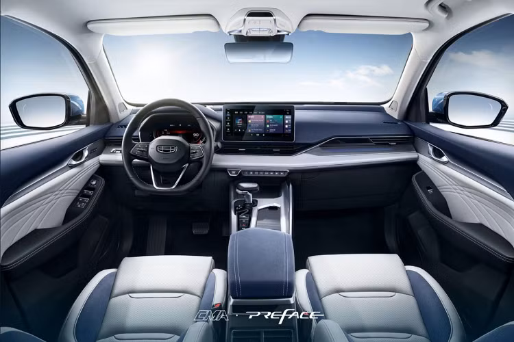Cụm cần số của xe có thiết kế giống như trên các mẫu xe của Audi. Hệ thống nút chỉnh HVAC đặt ngay dưới khe gió trung tâm. Preface còn sở hữu hệ thống loa Bose công suất lớn và ghế bọc da.