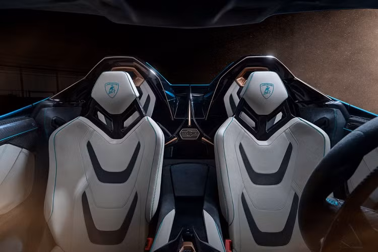 Lamborghini Sián Roadster không chỉ là phiên bản của Lamborghini Sián Coupe bỏ đi chiếc mui cứng, thay vào đó, hãng siêu xe Ý phải thiết kế để mẫu xe này đảm bảo tính khí động học, vẻ đẹp và cả sức mạnh của xe không thay đổi quá nhiều so với bản Coupe. Ở ngoại hình, Lamborghini Sián Roadster sở hữu thiết kế mui xe và nắp máy phía sau khác so với bản Coupe.