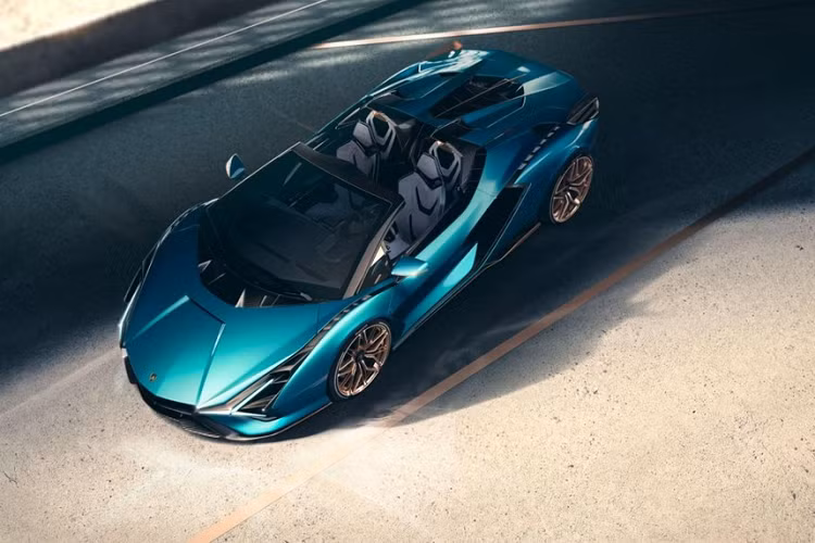 Nguồn cung cấp sức mạnh của Lamborghini Sián Roadster vẫn là khối động cơ xăng V12, hút khí tự nhiên, dung tích 6.5 lít quen thuộc lấy từ Lamborghini Aventador. Tuy nhiên, động cơ này lại được bổ sung van nạp mới, làm bằng titan, và tạo ra công suất tối đa 774 mã lực. Chưa hết, động cơ của Lamborghini Sián mui trần còn kết hợp với hệ thống mild hybrid sử dụng mô-tơ điện 48 V, tạo ra công suất 34 mã lực và được tích hợp vào hộp số.