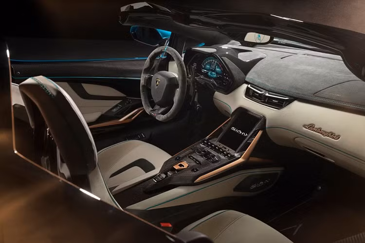 Dù giá bán có cao chót vót, nhưng có một điều chắc chắn rằng hãng siêu xe Ý chỉ ra mắt Lamborghini Sián mui trần cho vui vì 19 chiếc được sản xuất trên toàn thế giới đã nhanh chóng có khách hàng. Cũng không loại trừ là trong số 19 chủ nhân đặt mua Lamborghini Sián mui trần không thiếu các ông chủ giàu có của các đại lý siêu xe ở Đức, Anh hay thậm chí là Dubai, họ đặt mua để đẩy giá bán lại kiếm lời.