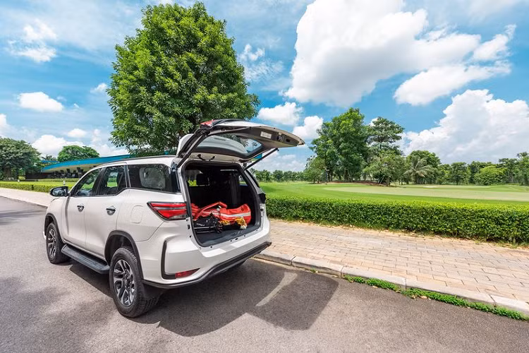 Nếu như cabin của Toyota Fortuner 2020 tiếp tục được thiết kế theo phong cách sang rtrọng, chững chạc với hai tông màu đối lập, bọc da và trang trí mạ satin, thì không gian bên trong xe Pajero Sport 2020 lại đem đến cảm giác khỏe khoắn, năng động hơn với triết lý Omotenashi lấy khách hàng làm trung tâm và nội thất bọc da cao cấp.