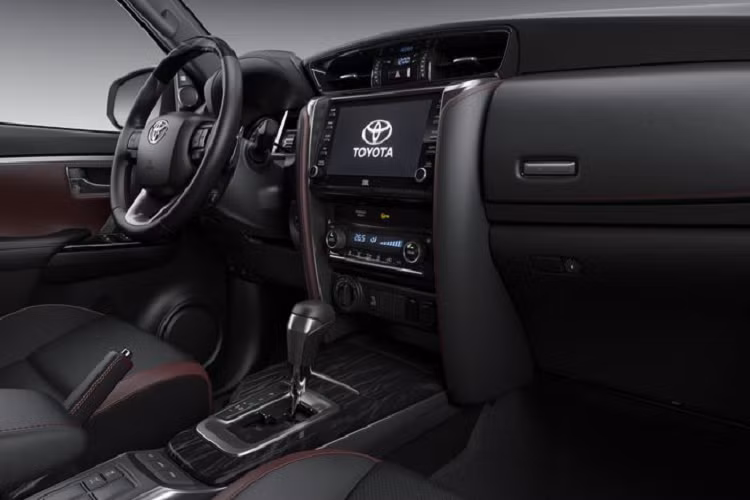Toyota Fortuner 2020 tự hào với một loạt tính năng an toàn bị động và chủ động khác như Hệ thống chống bó cứng phanh (ABS), Hệ thống hỗ trợ lực phanh khẩn cấp (BA), Hệ thống phân phối lực phanh điện tử (EBD), Hệ thống kiểm soát lực kéo (TRC), Hỗ trợ khởi hành ngang dốc (HAC) và Hệ thống hỗ trợ đổ đèo (DAC), 7 túi khí, cảm biến hỗ trợ đỗ xe… Mẫu xe đã đạt tiêu chuẩn an toàn 5 sao ASEAN NCAP.