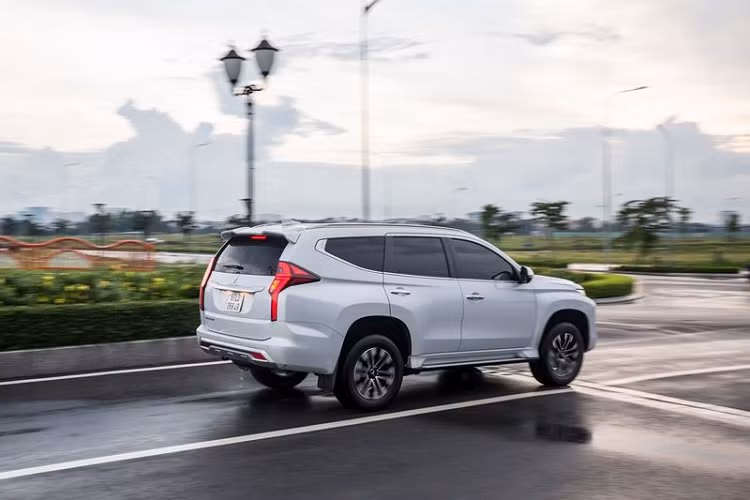 Fortuner mới sở hữu hàng loạt các trang bị tiện nghi nổi bật như Màn hình giải trí 8 inch kết nối Apple Carplay và Android Auto, chế độ đàm thoại rảnh tay, hệ thống định vị Navigation, hệ thống 11 loa JBL hàng đầu phân khúc, mở cốp rảnh tay, hộc để đồ, cổng USB tiện dụng cho mọi vị trí ngồi, điều hòa tự động hai dàn lạnh với cửa gió cho mọi hàng ghế, ghế lái và ghế hành khách chỉnh điện 8 hướng, hàng ghế sau gập chỉ với 1 chạm...