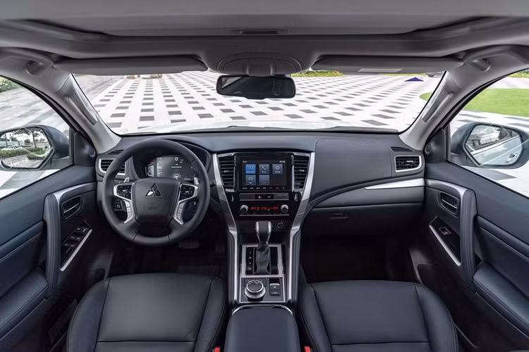 Mitsubishi Pajero Sport 2020 cũng không hề chịu thua khi sở hữu gói an toàn thông minh và cao cấp MITSUBISHI e-Assist bao gồm Hệ thống cảnh báo và giảm thiểu va chạm phía trước, Hệ thống cảnh báo điểm mù, Hệ thống cảnh báo phương tiện cắt ngang khi lùi xe, Hệ thống chống tăng tốc ngoài ý muốn, Hệ thống ga tự động thích ứng, Hệ thống kiểm soát chân ga khi đang phanh gấp, Tính năng hỗ trợ xuống dốc HDC cùng hệ thống khởi hành ngang dốc HSA, 7 túi khí, cảm biến hỗ trợ đỗ xe…Xe cũng đạt tiêu chuẩn an toàn 5 sao ASEAN NCAP.