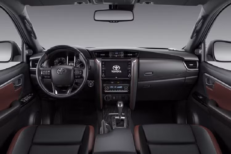 Đối thủ của Fortuner cũng sẽ có chế độ điều khiển xe từ xa thông qua Mitsubishi app. Ứng dụng giúp người dùng có thể tìm vị trí xe trong bãi đậu xe, mở cốp xe từ xa một cách dễ dàng hay đặt trạng thái chờ mở cốp giúp việc mở cốp thuận tiện đến mức không cần thao tác đá chân, ngoài ra ứng dụng còn có thể hiển thị các thông tin tiết kiệm nhiên liệu, lượng nhiên liệu và nhắc nhở trạng thái của xe: người lái quên khóa cửa xe hay kính cửa sổ chưa được đóng kín.