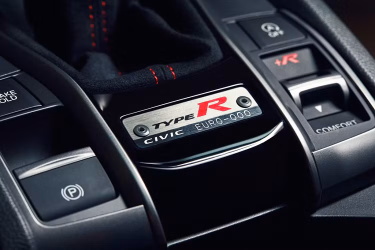 Honda Civic Type R Limited Edition có khung gầm được tinh chỉnh, hệ thống giảm xóc thể thao hơn và hệ thống lái được cải thiện khả năng kiểm soát và độ phản hồi. Theo nhà sản xuất, những thay đổi này giúp Civic Type R này trở thành chiếc hatchback dẫn động cầu trước thể thao nhất trên thị trường.