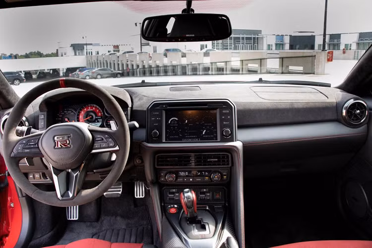 Bên trong, Nissan cũng tạo ra một số thay đổi để khiến chiếc xe khác biệt so với bản tiêu chuẩn. Trên phiên bản này, xe sẽ được trang bị ghế thể thao của Recaro, nội thất được tạo điểm nhấn bằng các chi tiết màu đỏ như vạch đồng hồ tua máy, viền nội thất, cần số cũng như phần lưng ghế. Da lộn Alcantara cũng được sử dụng một cách rộng rãi ở khắp nội thất.