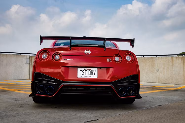 Vào năm 2015, những chiếc Nissan GT-R Nismo được bán ra với danh hiệu “chiếc xe thương mại nhanh nhất Nurburgring” trước khi bị Porsche 918 qua mặt. Năm nay, Nissan sẽ ra mắt phiên bản kỷ niệm 50th thương hiệu này, cùng với đó là chiếc Nismo mới nhất, mạnh nhất và cũng là chiếc GT-R đắt nhất được hãng bán ra.