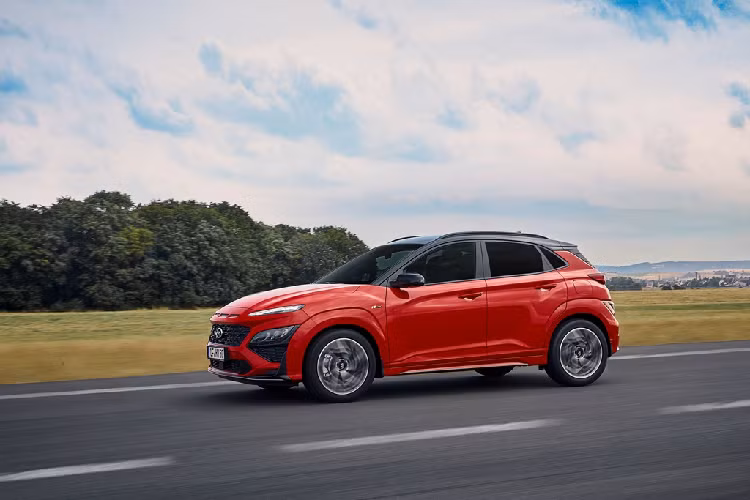 Hyundai Kona 2021 sẽ có mặt tại châu Âu vào cuối năm và tại Australia vào quý I/2021. Rất có thể Kona facelift sẽ được mang về Việt Nam cùng thời điểm với Australia. Kona đang là vua doanh số trong phân khúc SUV cỡ nhỏ tại Việt Nam. Tính đến hết tháng 7/2020, doanh số cộng dồn của Kona đạt 3.743 xe, gấp 3 lần mẫu xe ở vị trí thứ 2 là Ford EcoSport.