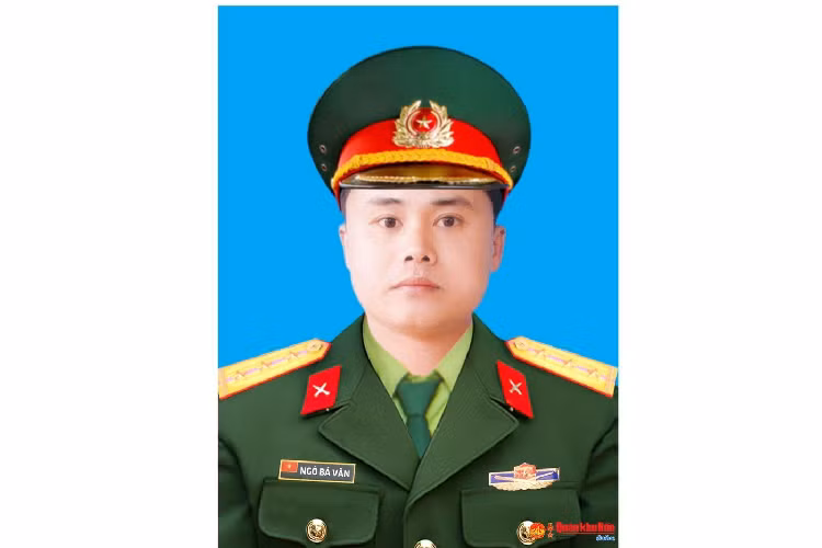 Thượng úy quân nhân chuyên nghiệp, liệt sĩ Ngô Bá Văn (SN 1984), Nhân viên Nấu ăn, Phòng Tham mưu - Kế hoạch. Quê quán: Thạch Thắng, Thạch Hà, Hà Tĩnh. Huân chương Bảo vệ Tổ quốc hạng Ba; Huy chương Chiến sỹ vẻ vang hạng Nhì, Ba. Lễ an táng tổ chức vào ngày 24/10 tại Nghĩa trang Liệt sĩ Rú Nài, tỉnh Hà Tĩnh.