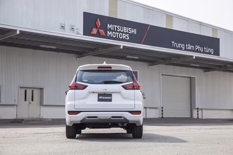 Đèn đuôi và đèn phanh chữ L tách rời, cụm đèn hậu được thiết kế đẹp mắt tích hợp cùng công nghệ đèn LED. Trái tim của xe là động cơ MIVEC dung tích 1.5L cho công suất tối đa 102 mã lực và mô-men xoắn cực đại 141Nm. Sức mạnh được truyền xuống cầu trước (FWD) thông qua hộp số tự động 4 cấp (4 AT).