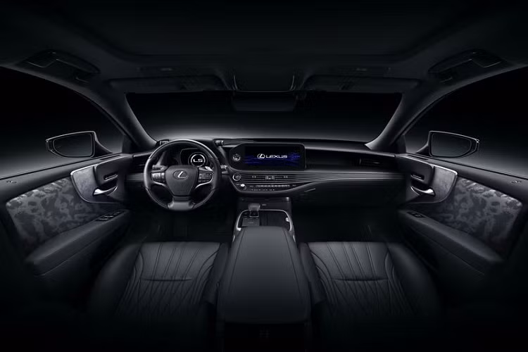 Cabin của Lexus LS 2021 được thiết kế lại theo phong cách Nishijin &amp; Haku, kết hợp trang trí thổ cẩm Nishijin và trang trí lá kim loại. Để cải thiện sự thoải mái cho người ngồi, các kỹ sư của Lexus đã chế tạo lớp bọc ghế với các điểm khâu sâu hơn, đồng thời bổ sung vật liệu urethane độ đàn hồi thấp cho các miếng đệm dưới ghế, từ đó đem đến những chiếc ghế êm ái hơn.