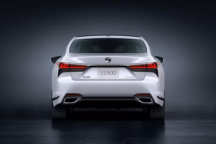 Bảng màu của Lexus LS 2021 cũng được cập nhật với màu Gin-ei Luster - được sơn bằng phương pháp Sonic Method, mang lại kết cấu bề mặt thân xe sau sơn mịn như gương, rất phù hợp với các đường nét của chiếc sedan sang trọng.