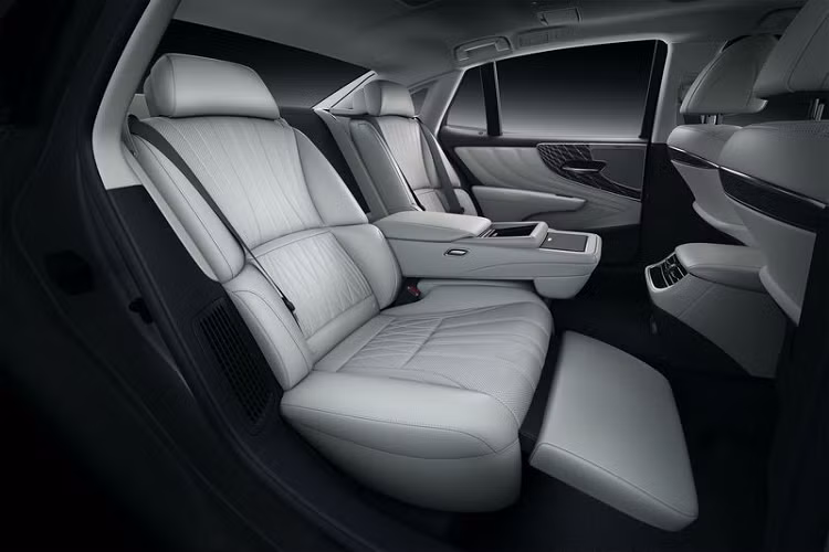 Ngoài ra, Lexus LS 500h hybrid 2021cũng được hưởng lợi từ việc tăng cường hỗ trợ pin trong quá trình tăng tốc để giúp việc tăng tốc diễn ra một cách nhẹ nhàng, không "quá gắt". Trong khi đó, LS 500 tự hào có mô-men xoắn động cơ ban đầu được cải thiện để đáp ứng gia tốc lớn hơn, thời gian chuyển số được cải thiện và phạm vi tăng tốc rộng hơn cho mỗi bánh răng.