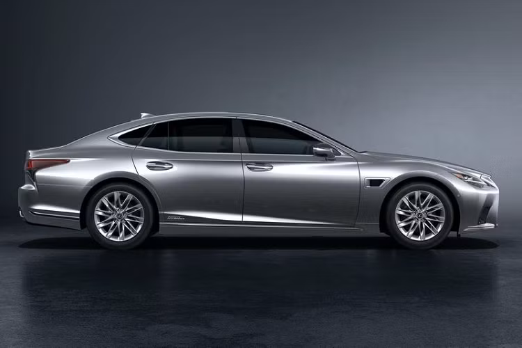 Một cập nhật lớn khác cho Lexus LS facelift là bộ công nghệ hỗ trợ lái tiên tiến Lexus Teammate Advanced Drive (sử dụng trí tuệ nhân tạo), bao gồm chức năng Advanced Park, cho phép xe tự động điều khiển đánh lái, tăng tốc, phanh và thay đổi bánh răng Advanced Park dùng các camera và cảm biến siêu âm để hỗ trợ lái xe giữ xe ở trung tâm làn đường, chuyển làn, duy trì khoảng cách nhất định với xe phía trước và hỗ trợ khi vượt xe khác. Chưa hết, xe còn được trang bị gương chiếu hậu kỹ thuật số lớn hơn và hệ thống điều chỉnh chùm tia đèn pha tự động BladeScan AHS.