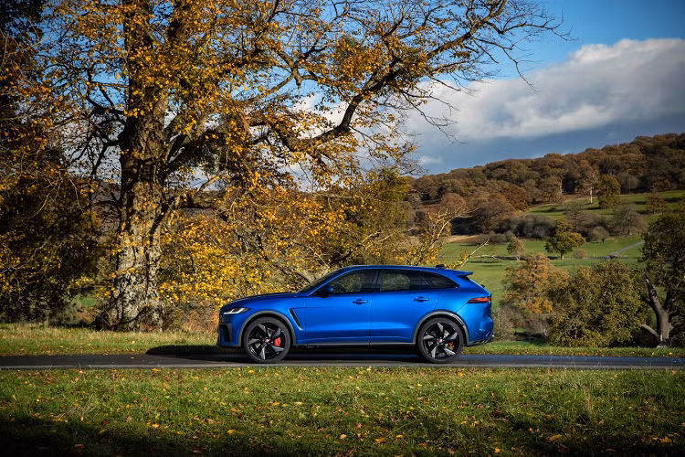 Mẫu xe SUV Jaguar F-PACE SVR mới được trang bị độc quyền động cơ xăng 5.0L V8 Siêu Nạp của Jaguar, sản sinh công suất 542 mã lực và mô-men xoắn 700 Nm, tăng 20 Nm so với phiên bản trước đây. Sự cải tiến mô-men xoắn này mang lại hiệu suất nâng cao cho F-PACE SVR, khi có khả năng tăng tốc từ 0 – 100 km/h trong 4,0 giây và tốc độ tối đa là 286 km/h.
