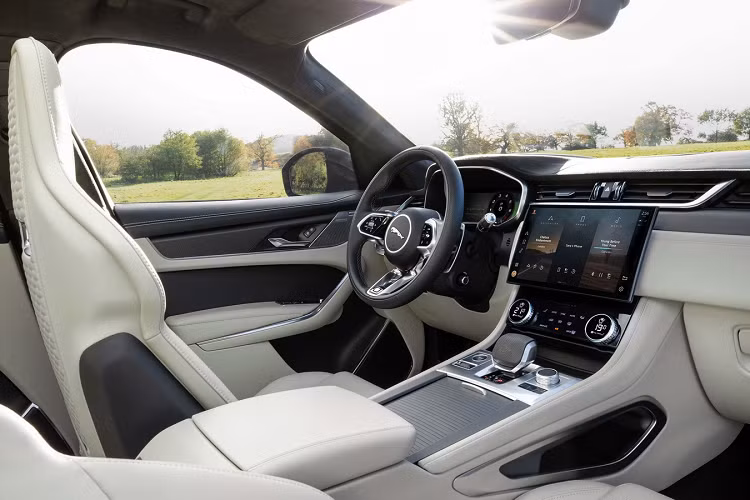 Người lái xe cũng được hưởng thụ với cảm giác phanh được cải thiện trên F-PACE SVR mới. Hệ thống phanh đĩa hai mảnh 395 mm (trước) và 396 mm (sau) hiện được hỗ trợ bởi hệ thống trợ lực phanh tích hợp mới, cùng với việc hiệu chỉnh lại hệ thống, mang lại bàn đạp phanh ngắn và thể thao hơn.