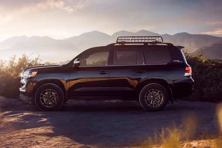 Giá xe Toyota Land Cruiser series 200 đời 2021 bán ra từ 85.515 USD cho bản tiêu chuẩn và 87.900 USD cho bản Heritage Edition 5 chỗ. Mức giá của phiên bản Heritage Edition 7 chỗ sẽ được công bố vào tháng 9 và chắc chắn đắt hơn phiên bản 5 chỗ.