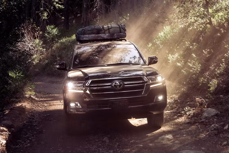 Đó không phải là thay đổi duy nhất của Toyota Land Cruiser Heritage Edition 2021 so với đời 2020. Mẫu SUV đời mới được bổ sung thêm 2 màu ngoại thất mới là đen ánh kim và trắng mờ bên cạnh 2 màu cũ là bạc ánh kim và xám ánh kim.