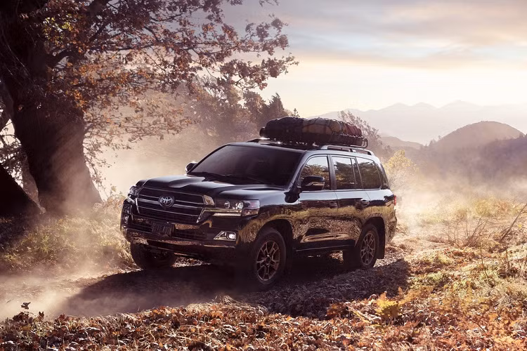 Hãng xe Nhật Bản vừa vén màn mẫu SUV Toyota Land Cruiser 2021 mới thuộc series 200 tại thị trường Mỹ. Bên cạnh phiên bản tiêu chuẩn, phiên bản đặc biệt Heritage Edition cũng có thêm tùy chọn 3 hàng ghế. Ở đời trước, Land Cruiser Heritage Edition chỉ có 2 hàng ghế với 5 chỗ ngồi.