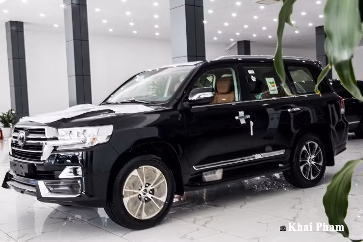 Ra đời từ những năm 1951 với tên gọi Toyota Jeep BJ, sau đó 2 năm hãng xe Nhật Bản đã đổi tên thành Toyota Land Cruiser sử dụng cho đến bây giờ. Trải qua 69 năm có mặt trên thị trường, mẫu SUV cỡ lớn này luôn chứng tỏ giá trị khác biệt so với các dòng sản phẩm còn lại mà Toyota đang sở hữu. Theo thống kê, mẫu xe Toyota Land Cruiser hiện đã có mặt tại 170 quốc gia và vùng lãnh thổ, trong đó chủ yếu là các thị trường như Mỹ Latinh, Trung Đông, Châu Á và Úc.