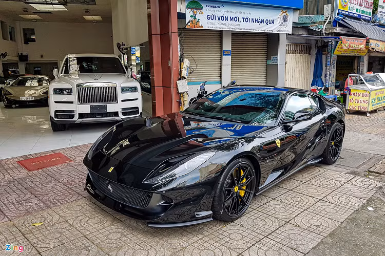 Đây là chiếc Ferrari 812 Superfast thứ hai được đưa về Việt Nam. Tương tự những mẫu Ferrari khác, hãng cho phép khách hàng lựa chọn nhiều màu sơn ngoại thất, thiết kế mâm, màu kẹp phanh, tùy chọn nội thất... Chiếc xe này mang màu sơn đen Nero cùng bộ mâm 20 inch 5 chấu kép sơn màu đen mờ.
